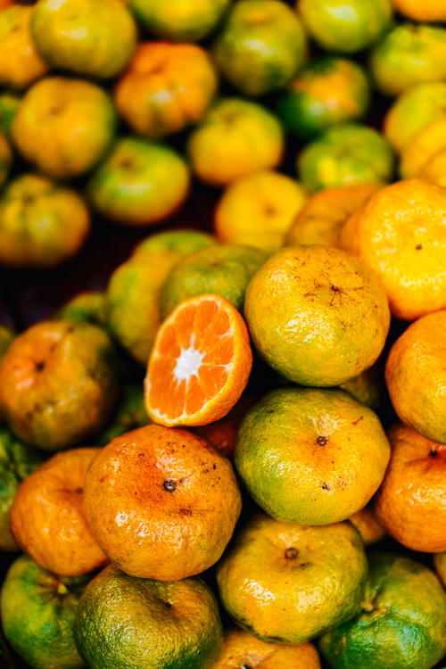 A pile of oranges sitting on top of each other