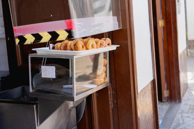 A bunch of doughnuts that are on a tray