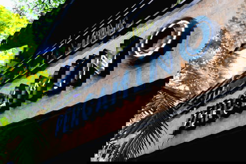 A sign that says pergamino on the side of a building.