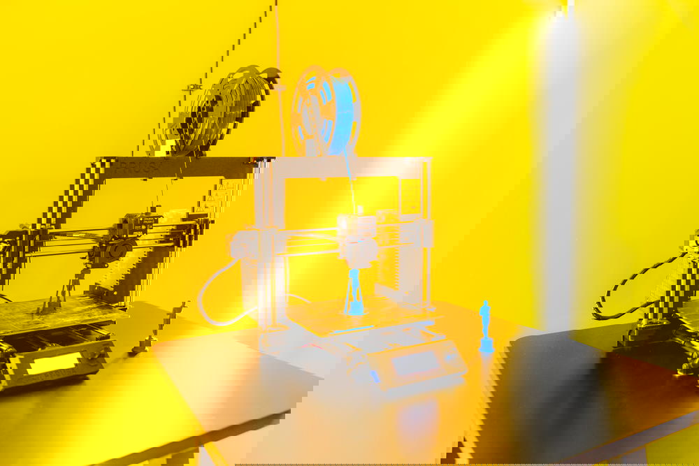 3D printer making small blue man statues in Meetme23 lobby