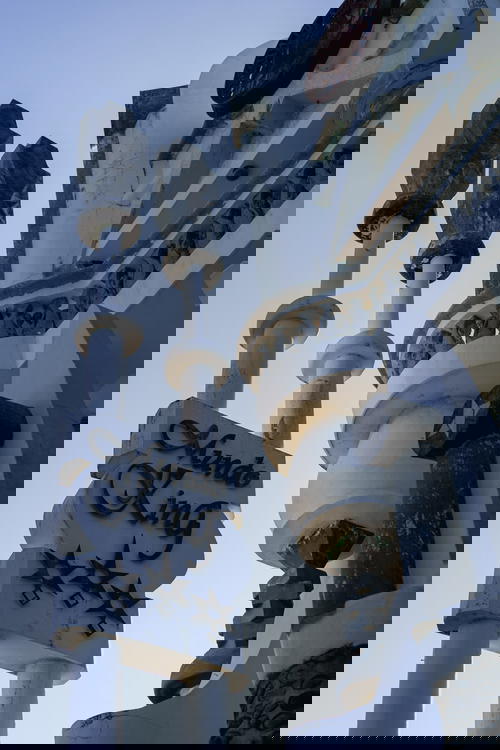 Mundo Kong front sign