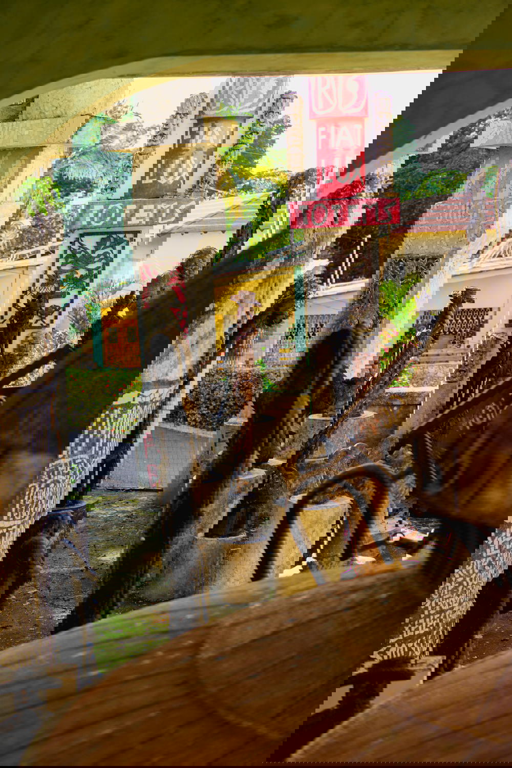 Courtyard of all the carvings and statues by Haitian artists at Castillo Mundo King