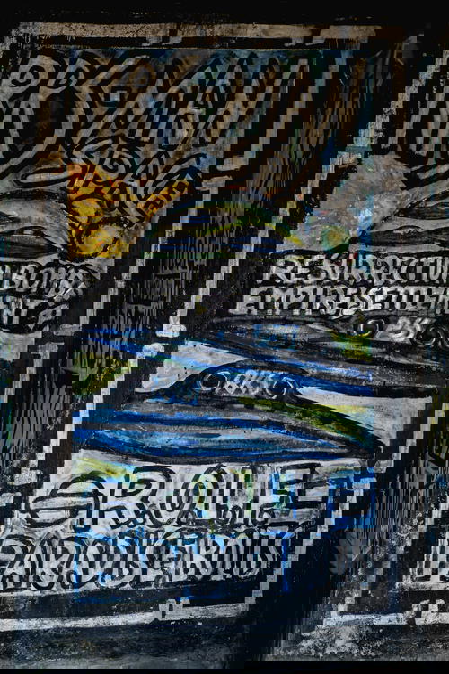 Alien art inside Mundo King