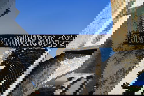 A sign that says museo universal.