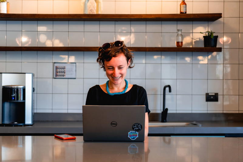 A woman using a laptop in a coffee shop.