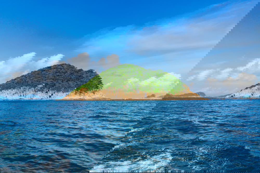 Island centered in an open ocean