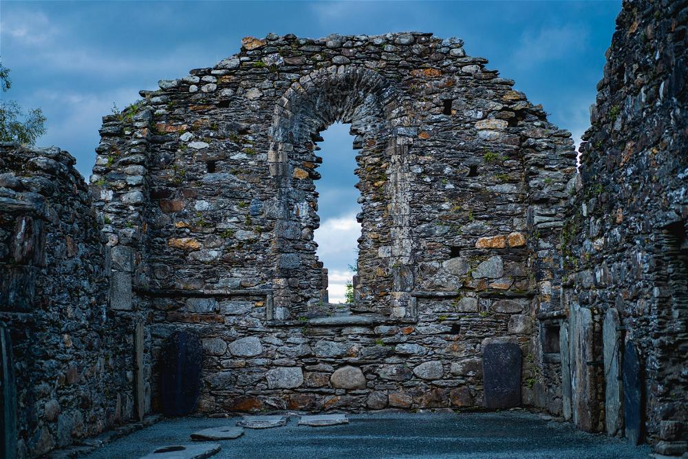 A Glendalough stone building with a doorway in the middle.