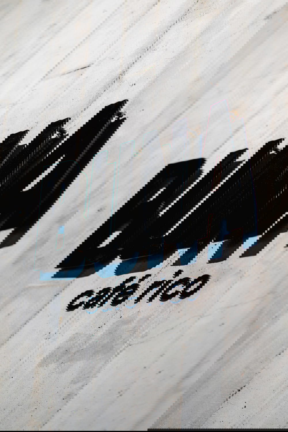 The sign for buna cafe rico in Mexico on a concrete wall.