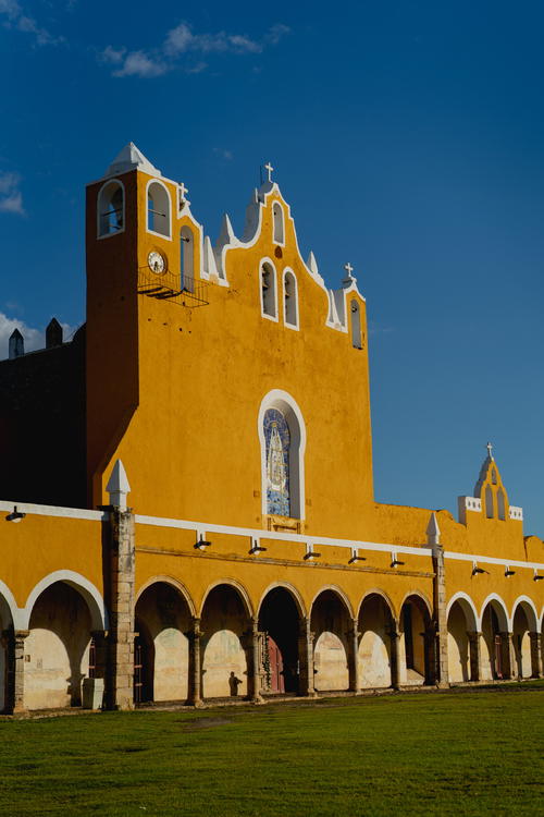 A yellow building in Izamal.