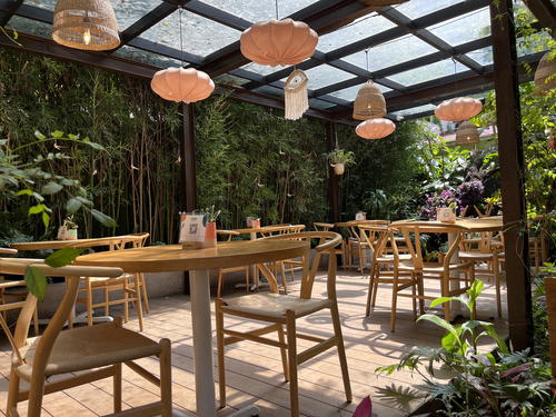 A garden restaurant in Mexico City featuring tables and chairs.
