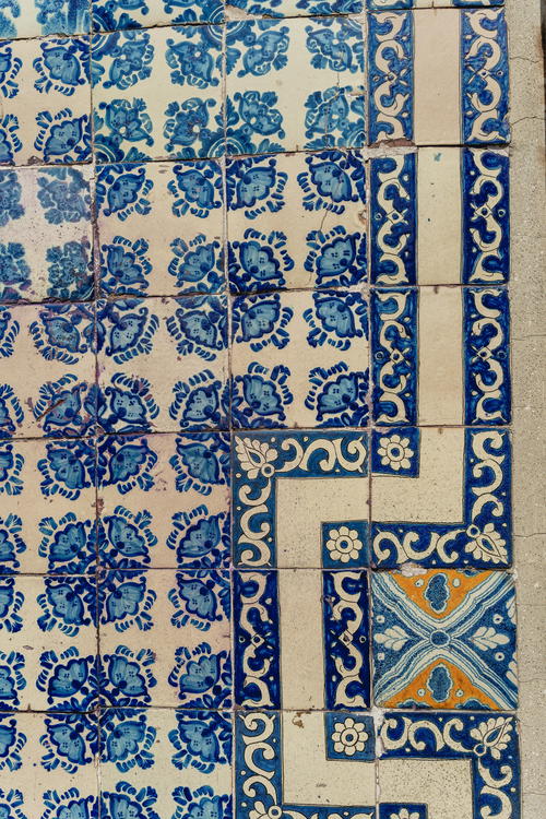 a blue and white tile on a wall
