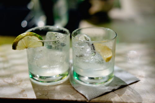 Two glasses of water with ice and a slice of lime, representing a refreshing beverage commonly enjoyed in Mexico City.