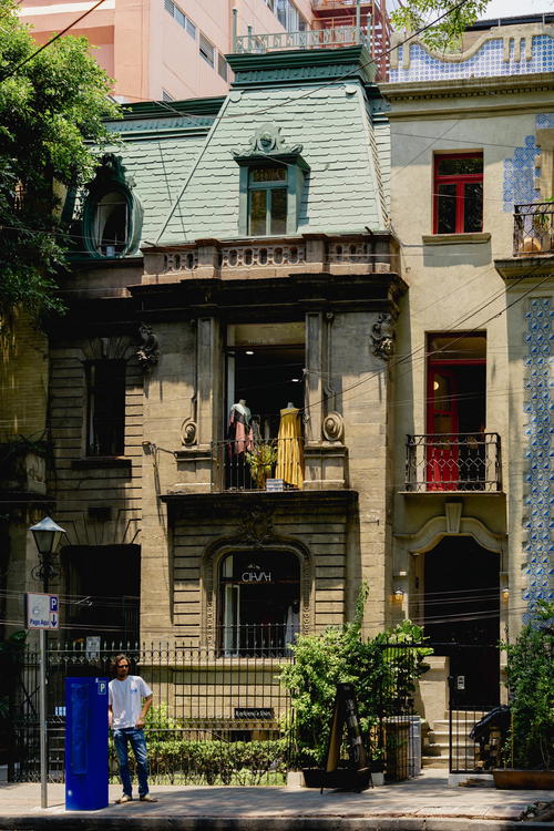 A building on a street in Mexico City.