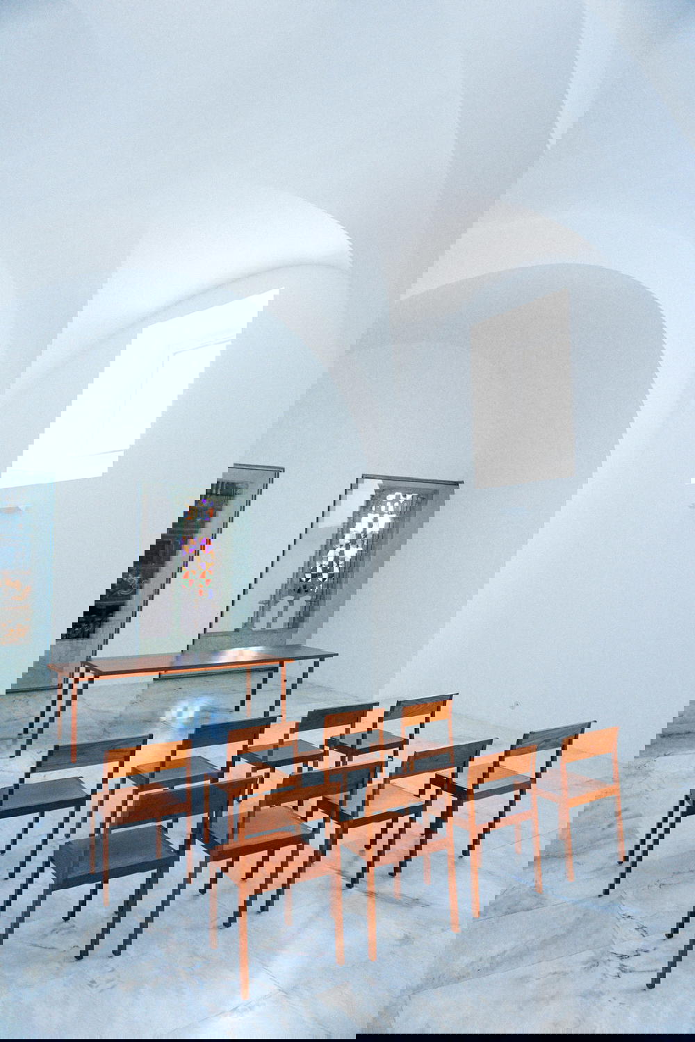 A group of chairs in a room with a white ceiling in Portugal.