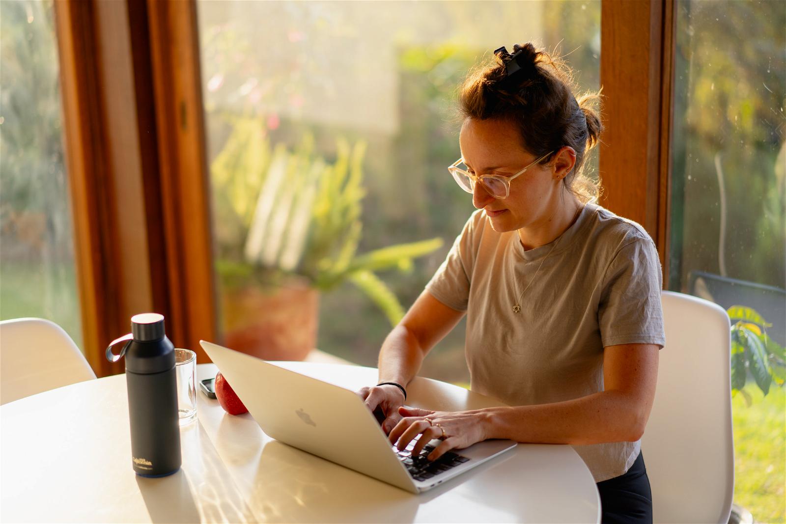 14 Pros and Cons of the Digital Nomad Lifestyle (Work Remotely)