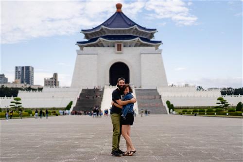 Couple hugging at famous photo spot Chiang Kai Shek Memorial in Taipei