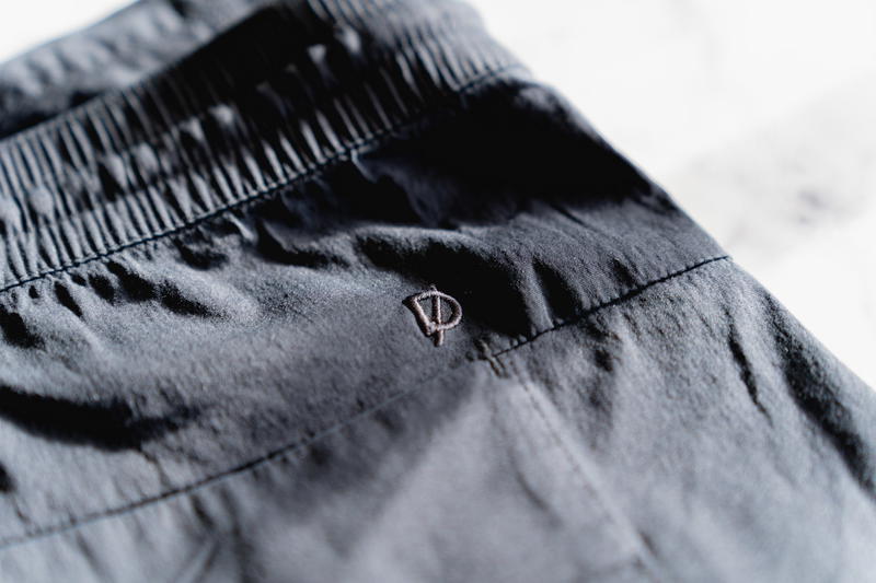 DUER Weightless Poplin logo close up