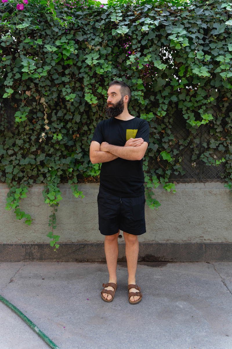 Man wearing a black t shirt and the DUER Weightless Poplin shorts