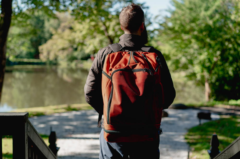 Man wearing the tom bihn techonaut