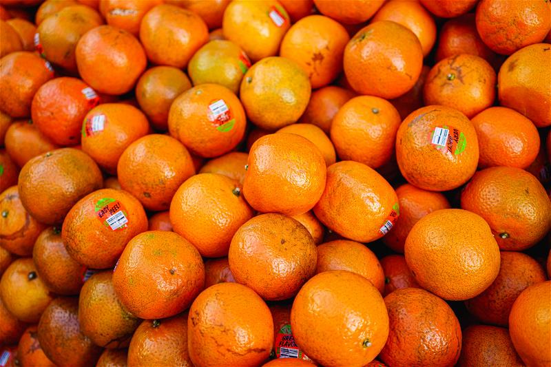 A pile of oranges.