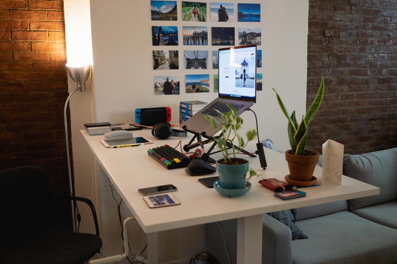 https://images.halfhalftravel.com/site/remote-work/budget-standing-desks/DAN02055.jpg?width=800