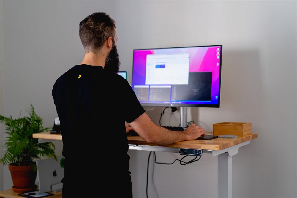 Review: Flexispot Pro series standing desk hits above its price point