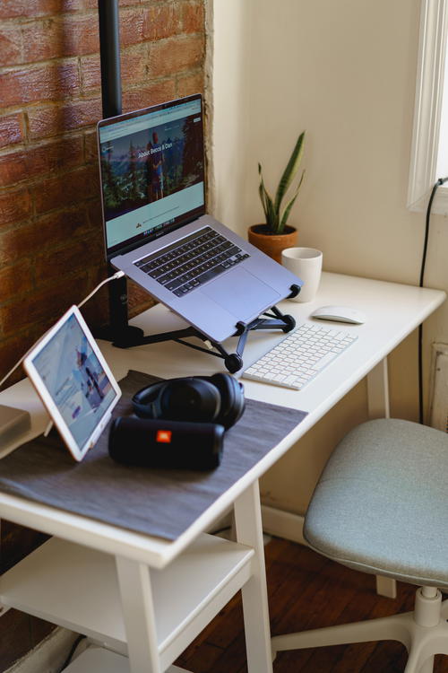 How to Create a Home Office in a Tiny Apartment