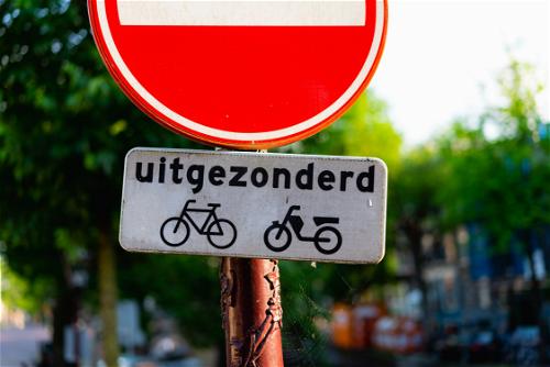 A street sign with a bicycle on it.