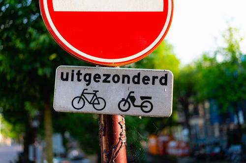 A street sign with a bicycle on it.