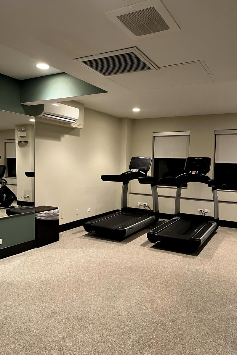 A Chicago gym room with tread machines and mirrors.