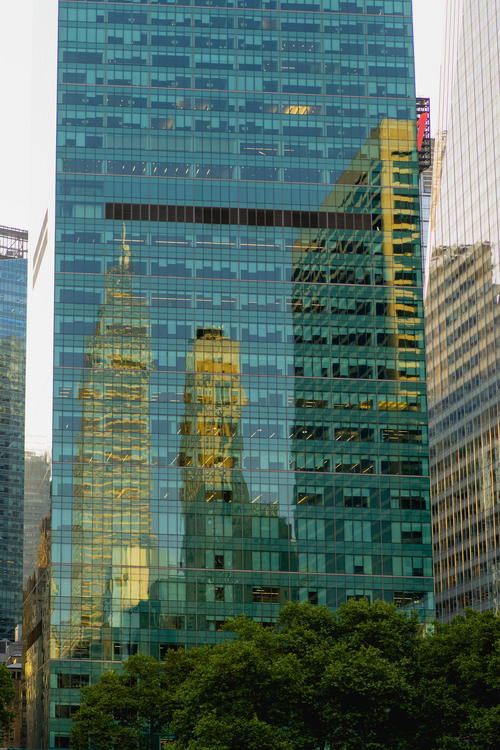 A large glass building in New York City.